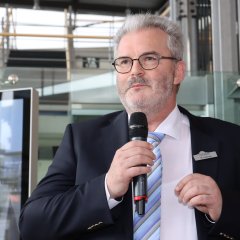 Der Organisator des Festakts, Michael Hellweg beim Empfang im Foyer des Kreishauses 