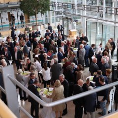 Die Gäste des Festaktes beim anschließenden Empfang im Foyer des Kreishauses. 