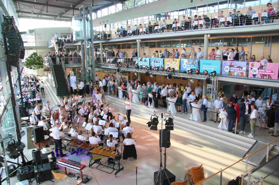 Mit rund 550 angemeldeten Gästen war das Sommerfest des Kreises im Foyer des Kreishauses Gütersloh das besucherreichste in der 50-jährigen Geschichte des Kreises Gütersloh. 