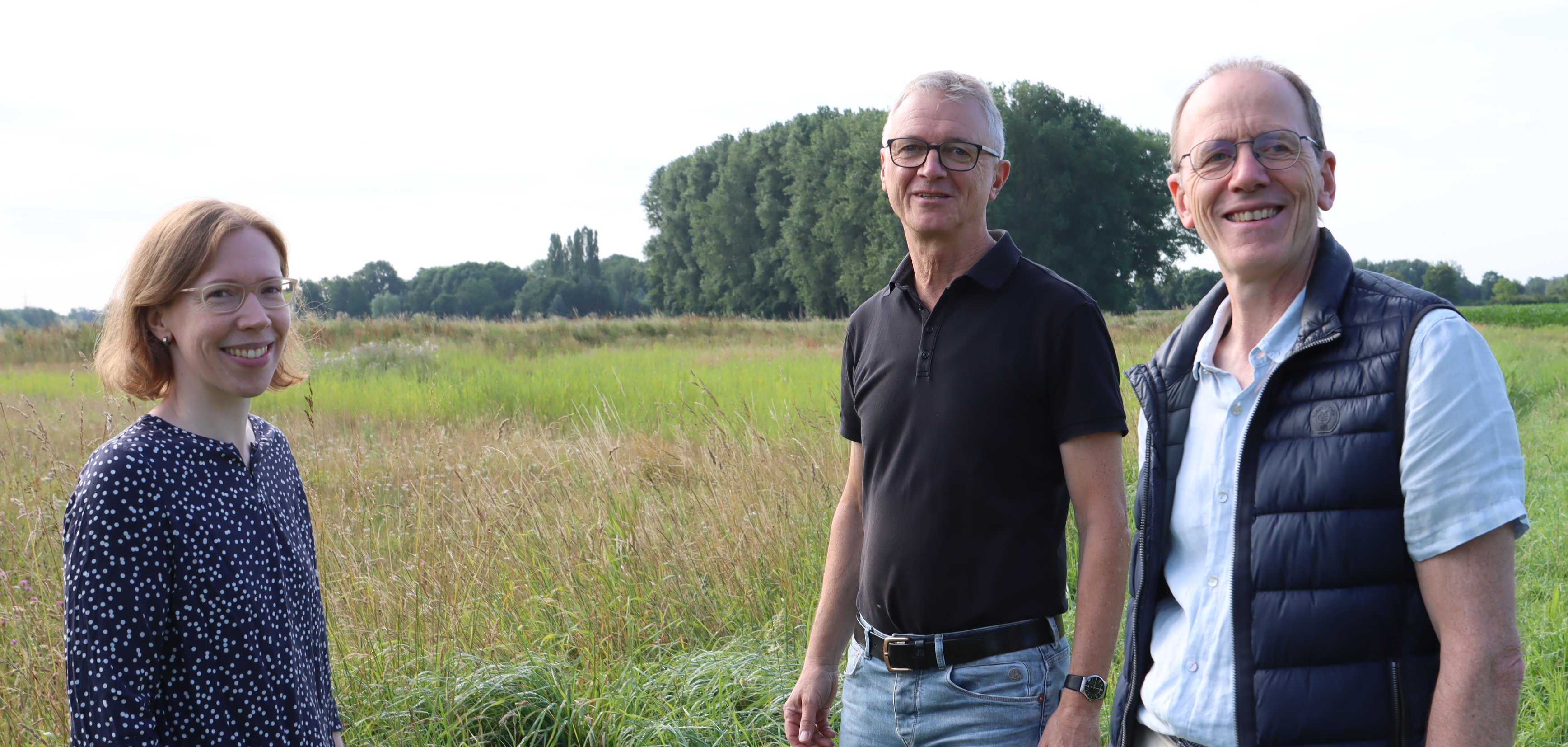 Ersatz-Habitat für Rohrweihen: Darüber freuen sich (v.l.) Marina Strickmann (untere Naturschutzbehörde), Peter Wernz und Hubert Leiwes (beide Rhe-wie-Energiegenossenschaft). Ersatz-Habitat für Rohrweihen: Darüber freuen sich (v.l.) Marina Strickmann (untere Naturschutzbehörde), Peter Wernz und Hubert Leiwes (beide Rhe-wie-Energiegenossenschaft).