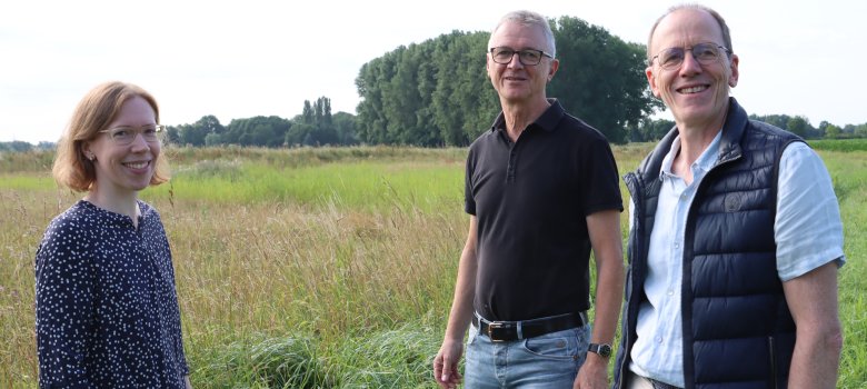 Ersatz-Habitat für Rohrweihen: Darüber freuen sich (v.l.) Marina Strickmann (untere Naturschutzbehörde), Peter Wernz und Hubert Leiwes (beide Rhe-wie-Energiegenossenschaft). 