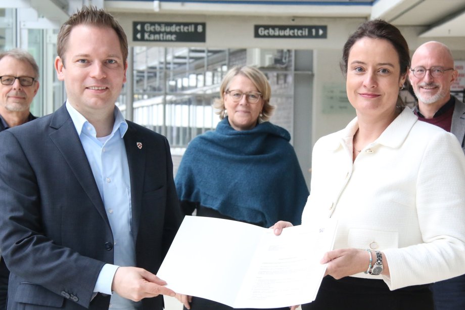 Regierungspräsidentin Anna Katharina Bölling übergab den Förderbescheid an Michael Meyer-Hermann, Bürgermeister von Versmold und Vorsitzender der Lokalen Aktionsgruppe GT8. Im Hintergrund: Frank Scheffer (l.), Dezernent Bauen und Umwelt Kreis Gütersloh, Susanne Mittag, 2. Vorsitzende GT8 und Alexander Jaegers vom Regionalmanagement GT8.     