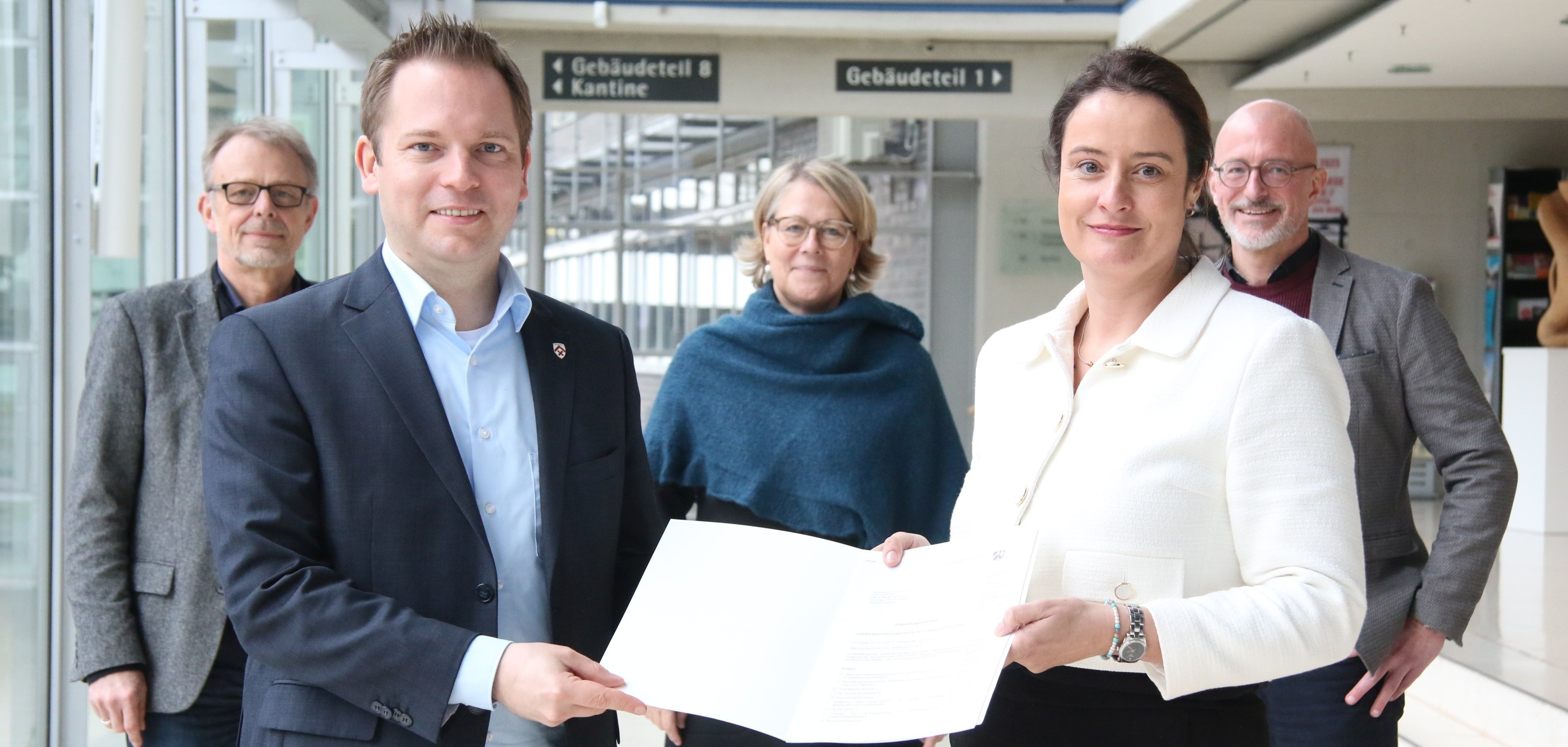 Regierungspräsidentin Anna Katharina Bölling übergab den Förderbescheid an Michael Meyer-Hermann, Bürgermeister von Versmold und Vorsitzender der Lokalen Aktionsgruppe GT8. Im Hintergrund: Frank Scheffer (l.), Dezernent Bauen und Umwelt Kreis Gütersloh, Susanne Mittag, 2. Vorsitzende GT8 und Alexander Jaegers vom Regionalmanagement GT8.     