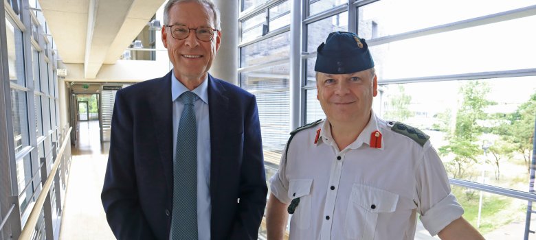 Zwei Personen stehen im Foyer des Kreishauses Gütersloh.