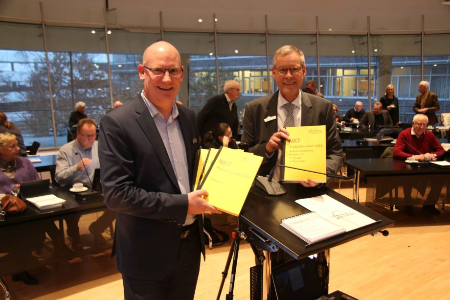 Stellten in der Kreistagssitzung am Montagnachmittag den Entwurf des Haushalts 2024 vor: Kämmerer Andreas Poppenborg (l.) und Landrat Sven-Georg Adenauer.    
