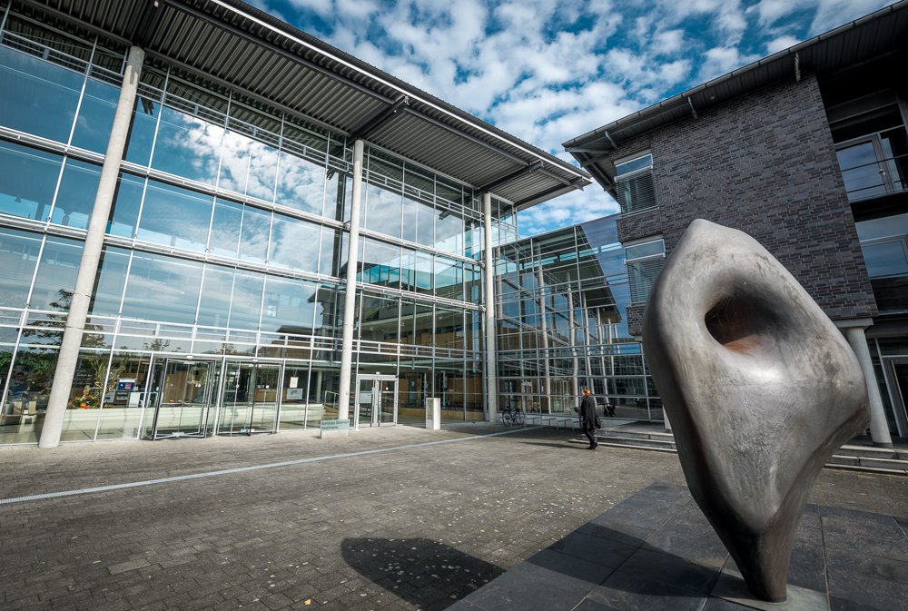Kreishaus Gütersloh, Foyer mit Haupteingang. Foto: Detlef Güthenke