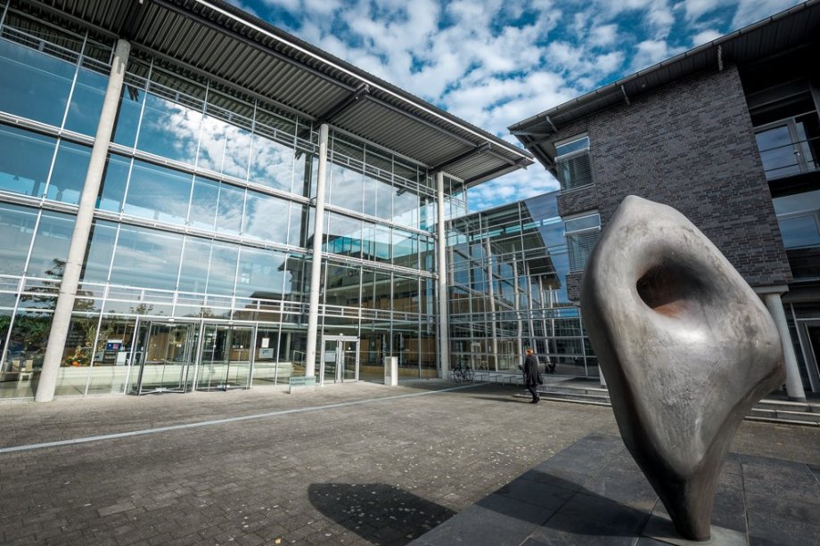 Kreishaus Gütersloh, Foyer mit Haupteingang. Foto: Detlef Güthenke