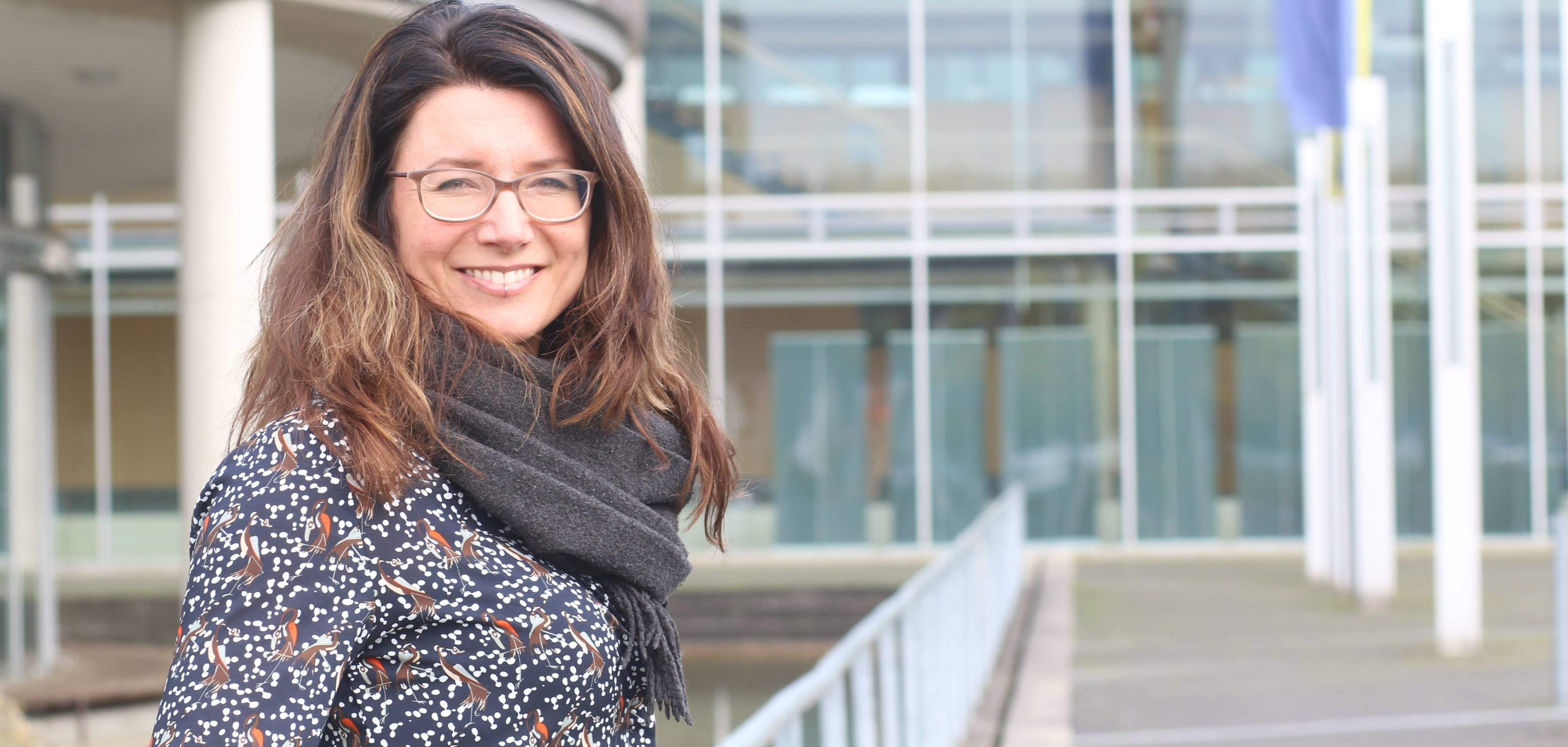 Marina Broelhorst ist seit März 2023 beim Kreis Gütersloh in der Abteilung Gesundheit beschäf-tigt und setzt dort das Programm ‚Endlich ein Zuhause! Landesinitiative gegen Wohnungslosig-keit‘ um.         