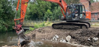 Der Damm, welcher die neugebaute Umgehungsgerinne und das Gewässer der Dalke voneinander trennen wird mit dem Bagger abgebaut. Das Wasser fließt auf der neuen Rinne