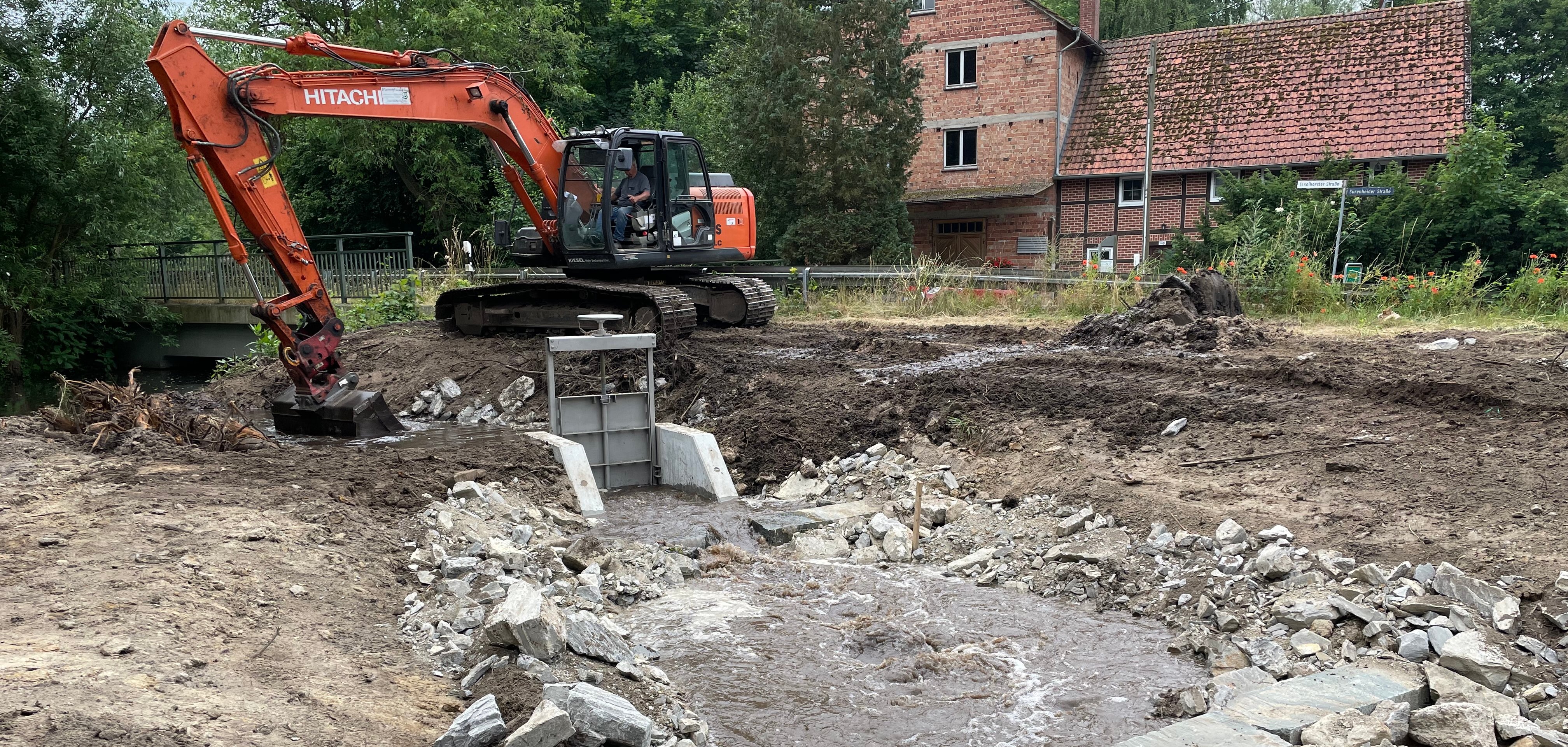 Der Damm, welcher die neugebaute Umgehungsgerinne und das Gewässer der Dalke voneinander trennen wird mit dem Bagger abgebaut. Das Wasser fließt auf der neuen Rinne