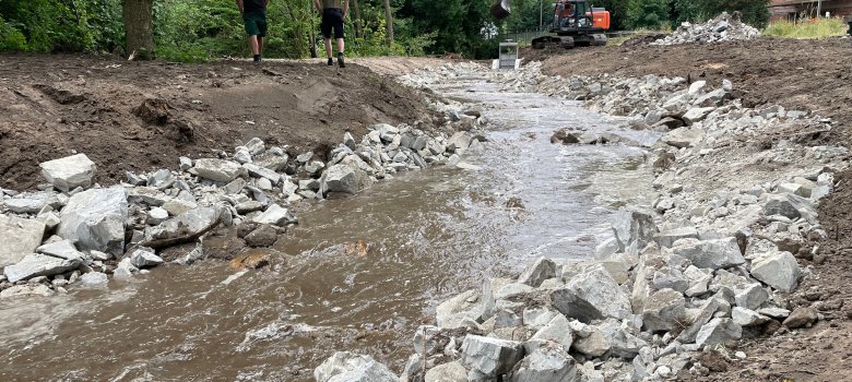 Der Damm, welcher die neugebaute Umgehungsgerinne und das Gewässer der Dalke voneinander trennen wird mit dem Bagger abgebaut. Das Wasser fließt auf der neuen Rinne