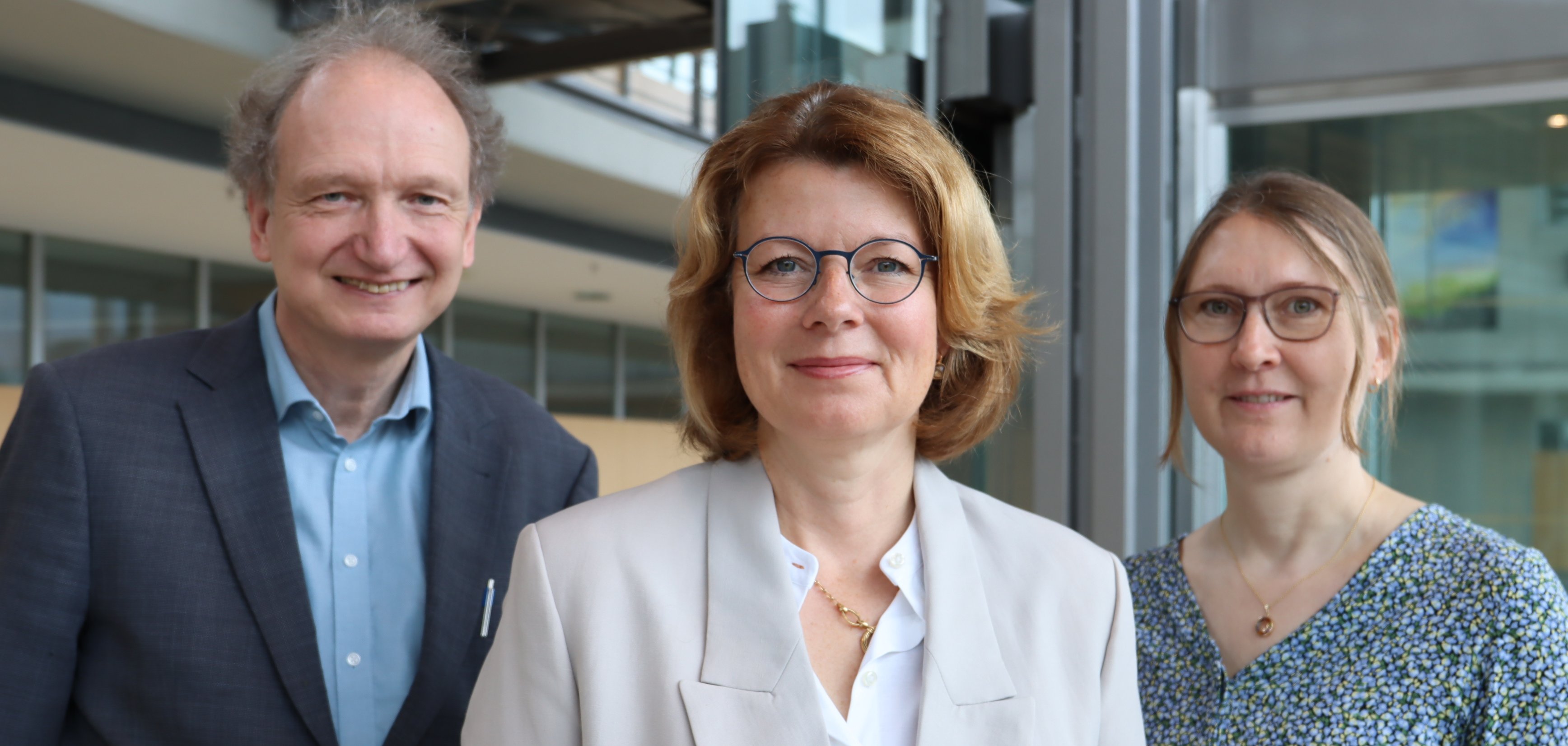 Beim Auftakt zum Sozial-Oscar werben (v.l.) Dr. Ulrich Kemper (LWL-Klinik), Schirmherrin Katja Soehnle-Miele und die Kreisdirektorin Susanne Koch um Positivbeispiele in der beruflichen Integration: Wer weiß von Bespielen des Gelingens und schlägt sie vor? Beim Auftakt zum Sozial-Oscar werben (v.l.) Dr. Ulrich Kemper (LWL-Klinik), Schirmherrin Katja Soehnle-Miele und die Kreisdirektorin Susanne Koch um Positivbeispiele in der beruflichen Integration: Wer weiß von Bespielen des Gelingens und schlägt sie vor?