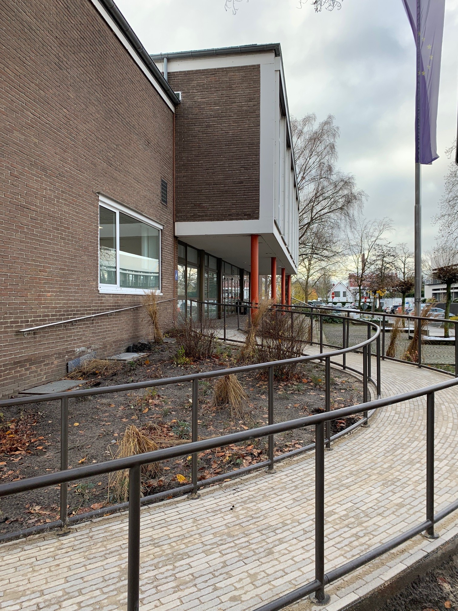 Die neue barrierefreie Rampe am Kreishaus Wiedenbrück.