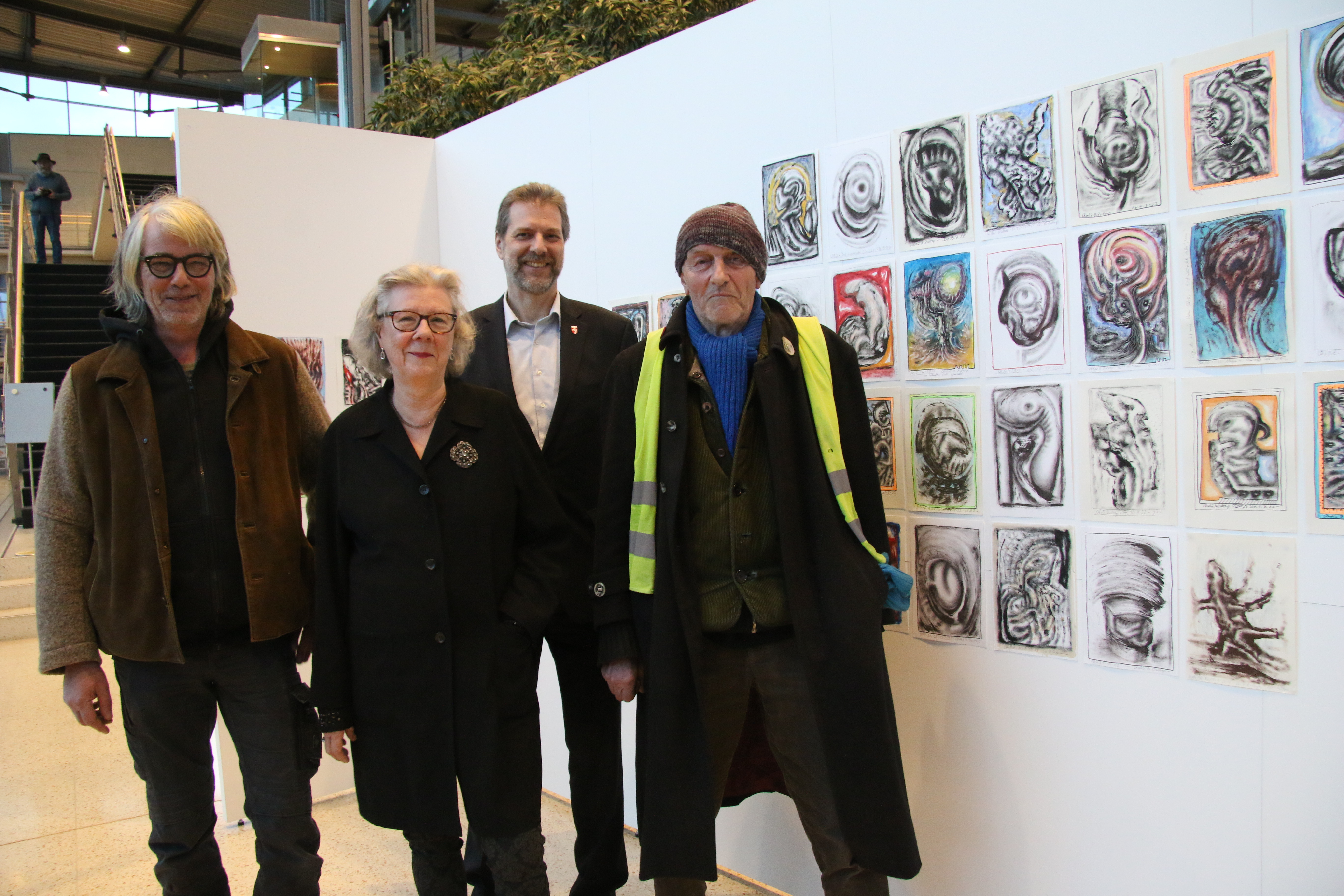 Eröffneten die Ausstellung ‚Caféhaus Punk‘ von Charlie B. Zudrop im Kreishaus Gütersloh (v.l.): Jörg Spätig, Dr. Silvana Kreyer (beide vom Kunstverein des Kreises Gütersloh), der stellvertretende Landrat Thorsten Schmolke und der Künstler Charlie B. Zudrop. Foto: Kreis Gütersloh