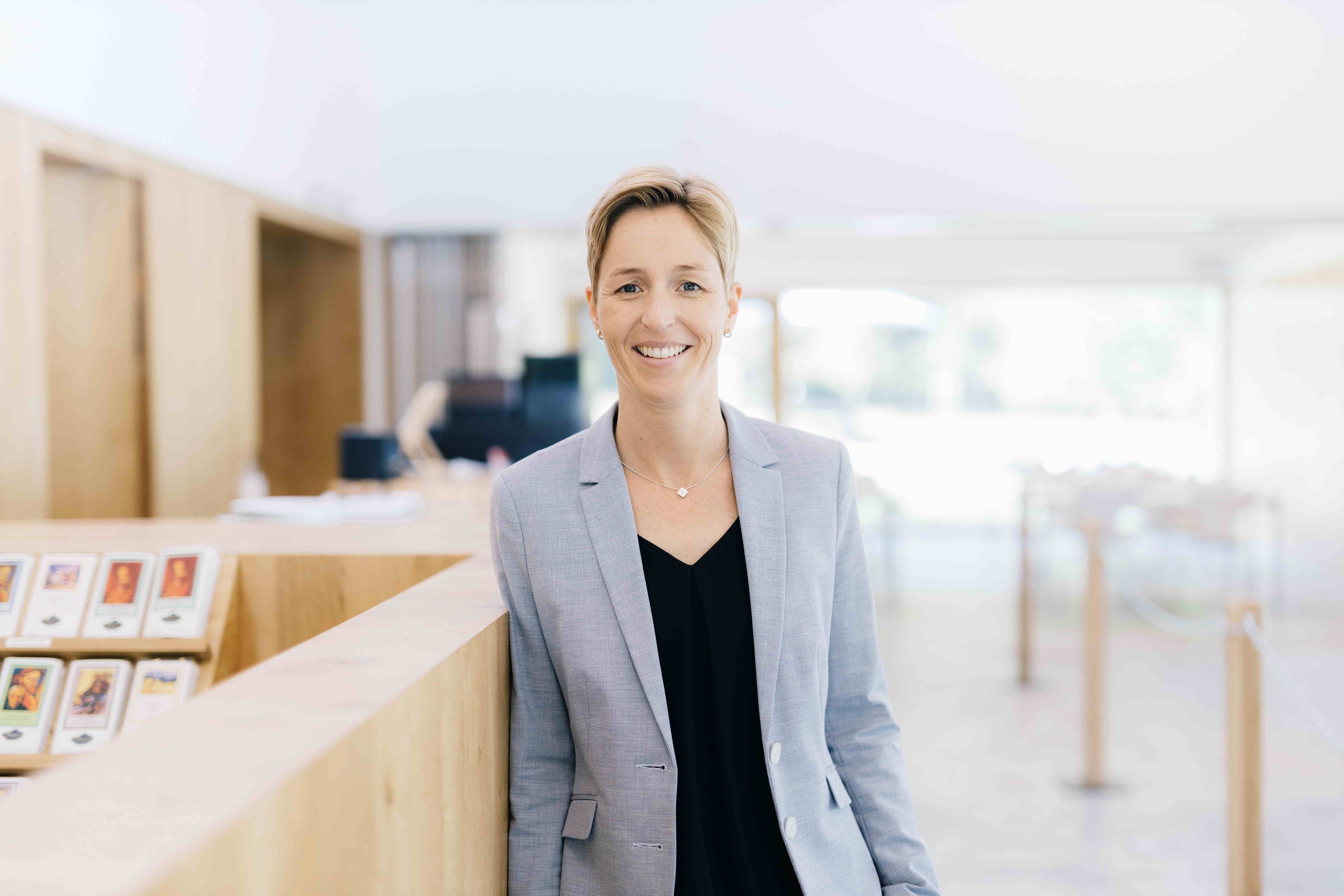 Vera Keßeler, geschäftsführende Vorstandsmitglied der Peter-August-Böckstiegel-Stiftung (Mai 2020 - Dezember 2024) Vera Keßeler im Foyer des Museums Peter August Böckstiegel.