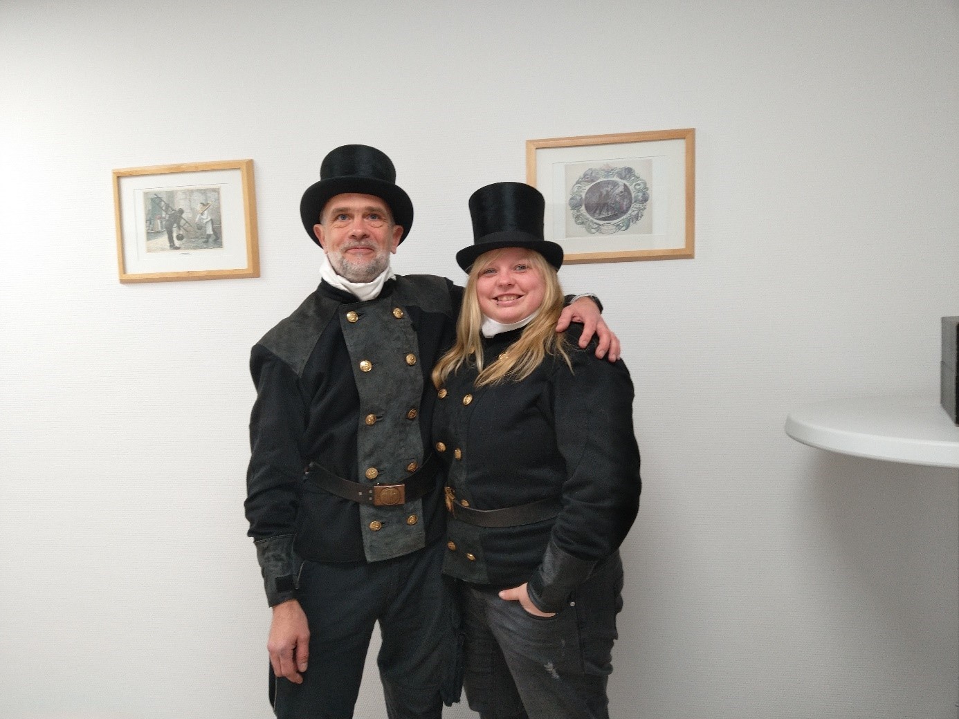 Ein Schornsteinfeger neben einer Schornsteinfegerin.