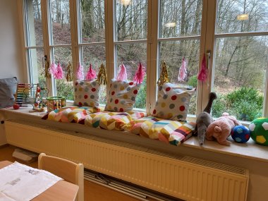 Fensterbank mit Kissen