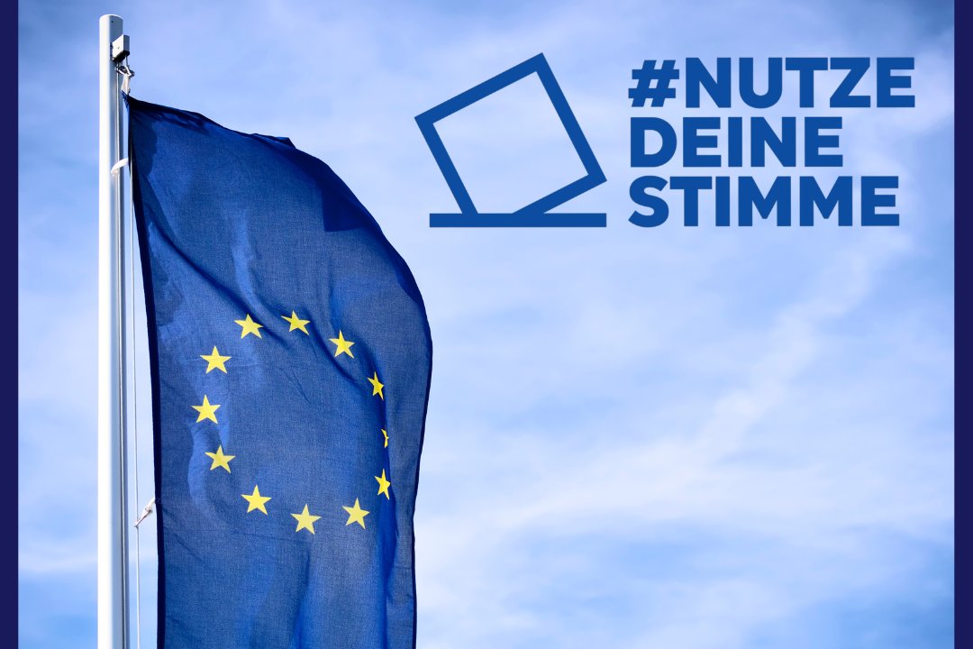 Canva Grafik Europawahl Slogan 'Nutze Deine Stimme' und Europafahne vor Himmel