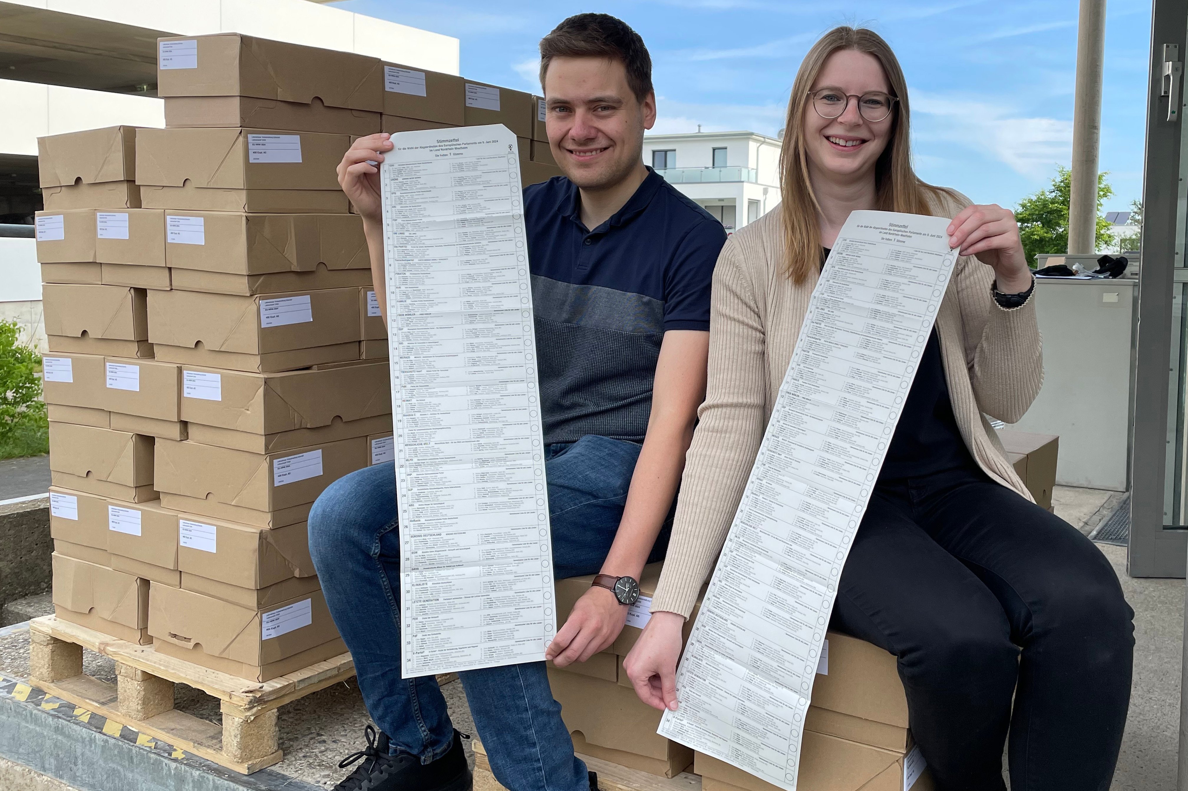 Jens Wimmelbücker und Ann-Kathrin Peek mit Wahzetteln zur Europawahl 80 Zentimeter, 34 Parteien – Jens Wimmelbücker und Ann-Kathrin Peek vom Wahlamt der Kreisverwaltung präsentieren bei der Auslieferung an ihre Kollegen in den örtlichen Wahlämtern den Stimmzettel für die Europawahl am 9. Juni.