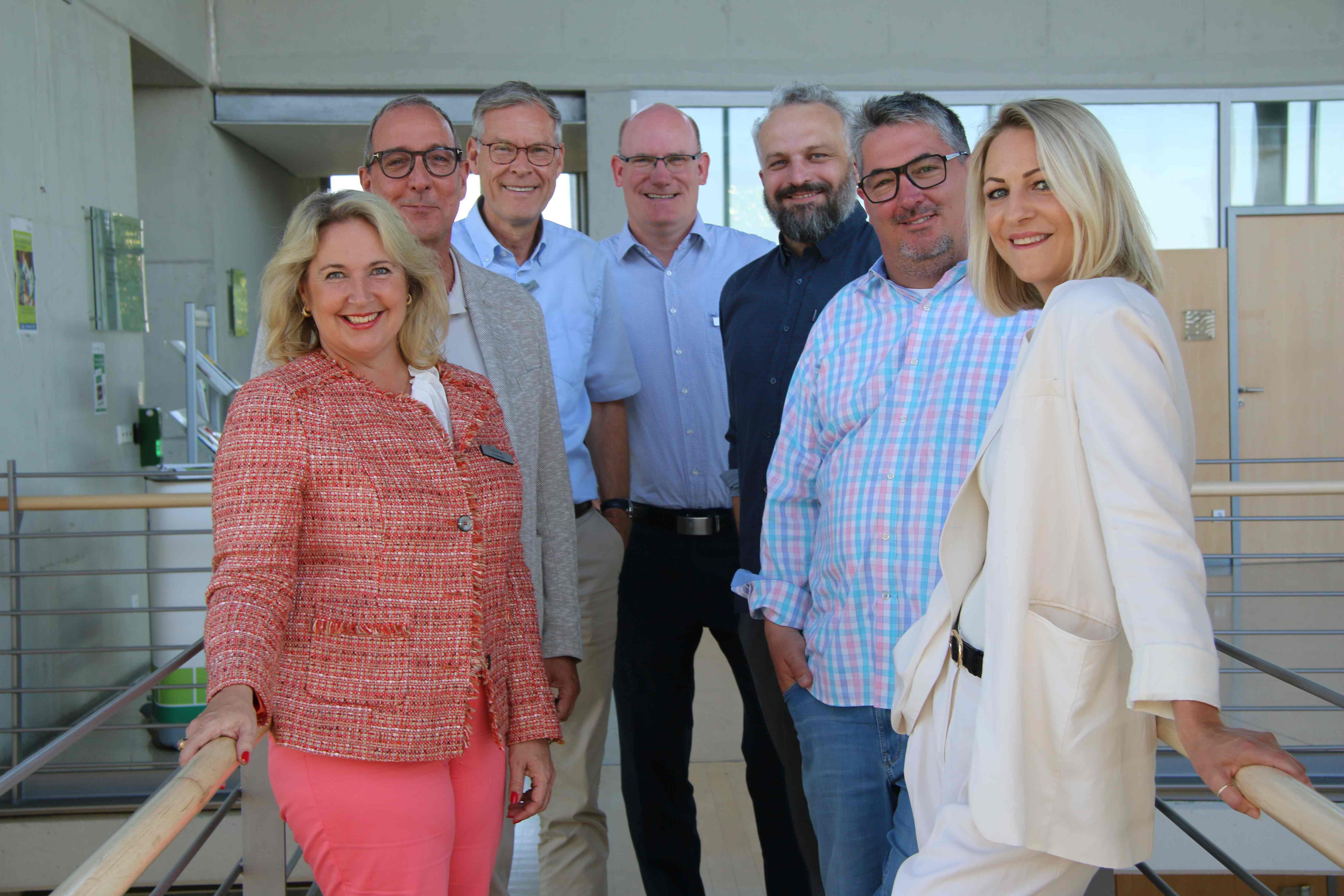 YearHR! zu Gast in der Leitungskonferenz. Fototermin im Kreishausfoxer mit (v.l.) Yvonne Hantke (Abteilung Personal), Christian Slotta (Leiter Abteilung Personal), Landrat Sven-Georg Adenauer, Andreas Poppenborg (Dezernent Personal, Finanzen und Zentrale Dienste sowie Alexander Dombek, Andreas Herde und Alexandra Backhaus (alle ‚YeaHR!‘).