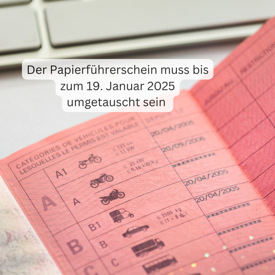 Papierführerschein muss umgetauscht werden Alter Führerschein auf dem Tisch