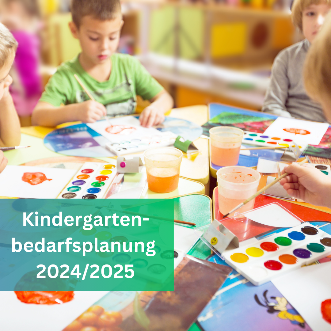 Kinder sitzen am Tisch und malen mit Wasserfarbe. Die Räumlichkeiten sollen einen Kindergarten darstellen.
