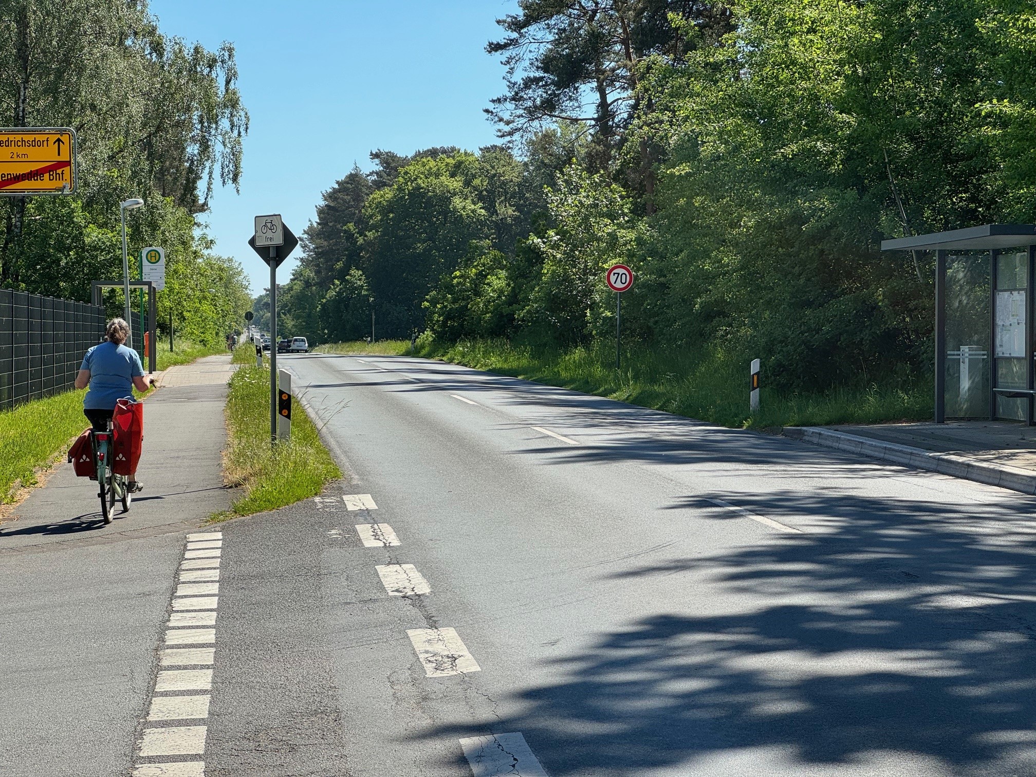 K 35 von Avenwedde aus gesehen, Höhe Kanarienweg. Auf einer Länge von 650 Metern wird der Radweg an der K 35 saniert - hier Straße und Radweg auf Höhe Kanarienweg in Avenwedde.