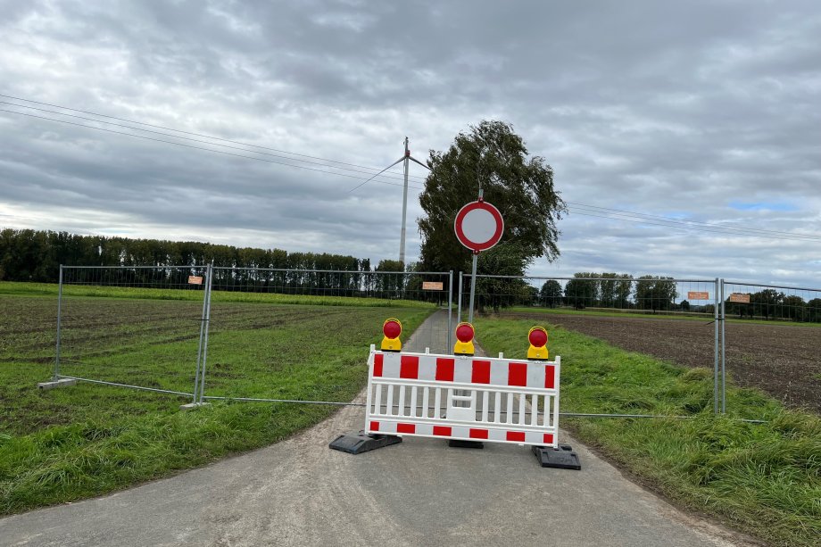 Vor der beschädigten Windenergieanlage in Langenberg stehen Abspeerbaken auf der Straße. Der Bereich darf nicht betreten werden.