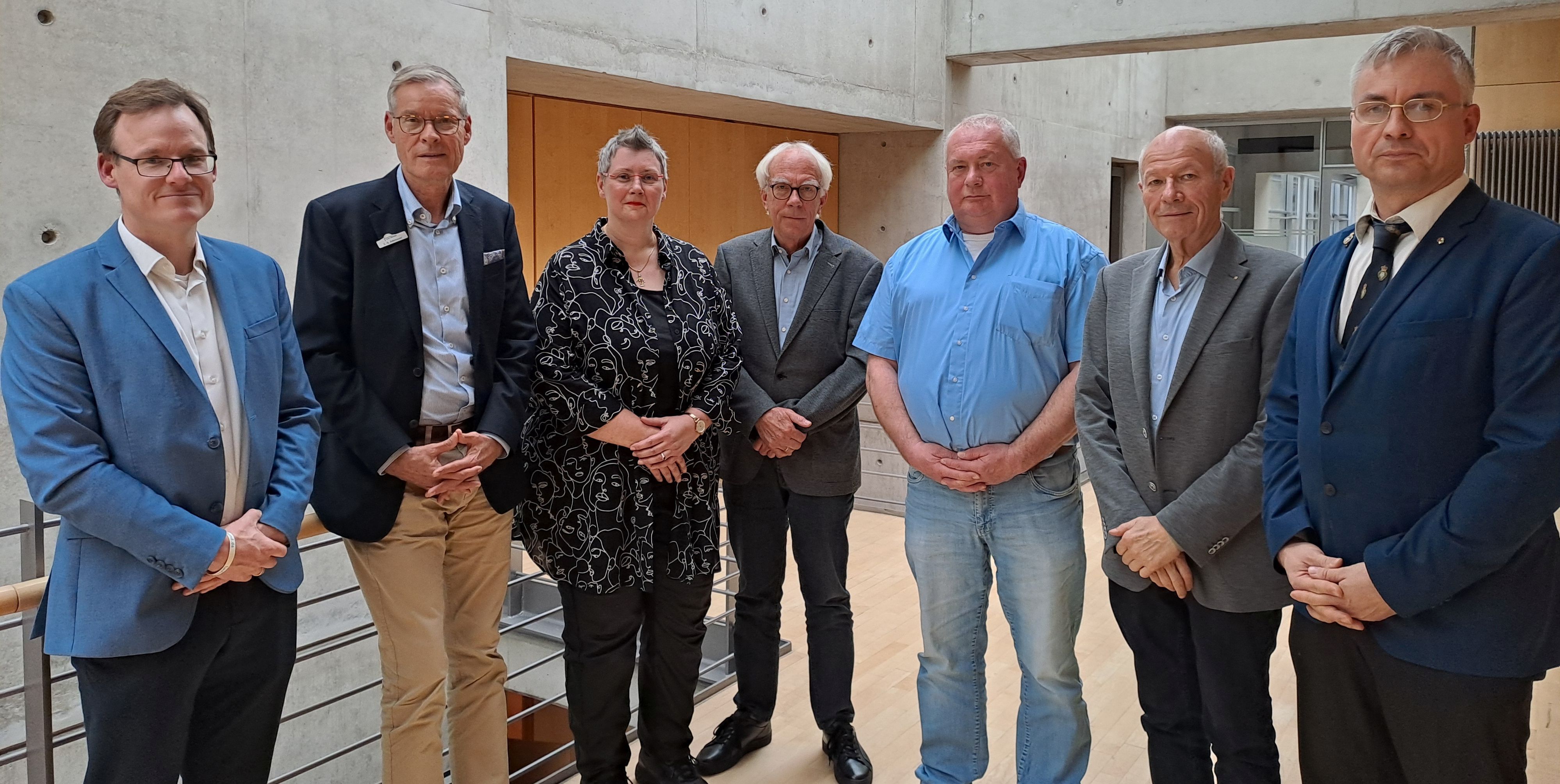 Kriegsgräberfürsorge Der Vorstand steht im Kreishaus Gütersloh zum Gruppenbild zusammen