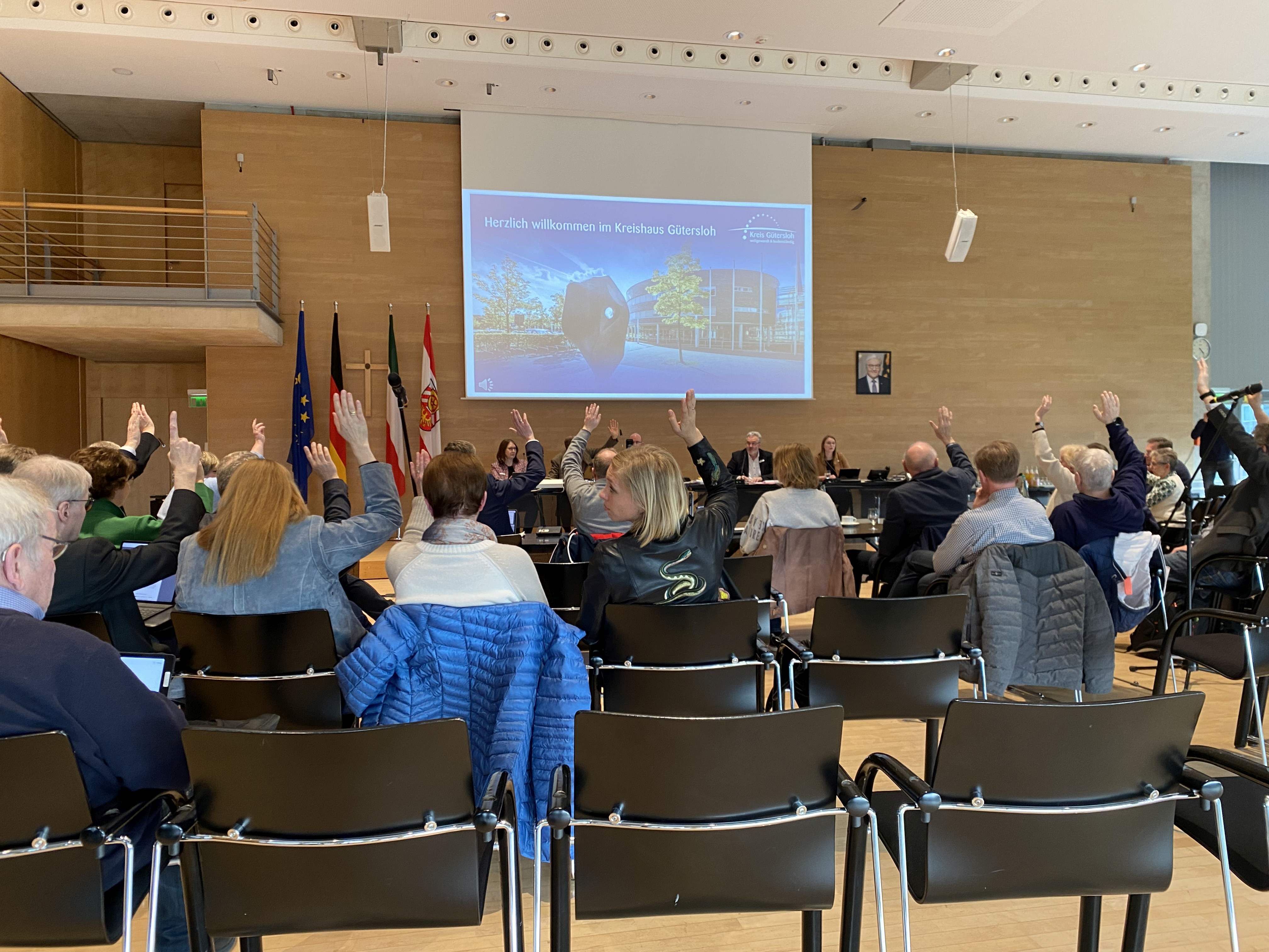 Abstimmung in der Sondersitzung des Kreistags am 18. März über den Stalag-Antrag.