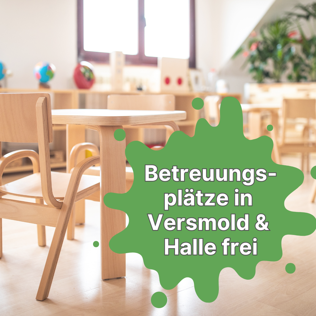 Grafik mit dem Hinweis zu freien Betreuungsplätzen in Versmold und Halle. Im Hintergrund sind Räume einer Kita zu sehen und freie Stühle für Kinder.