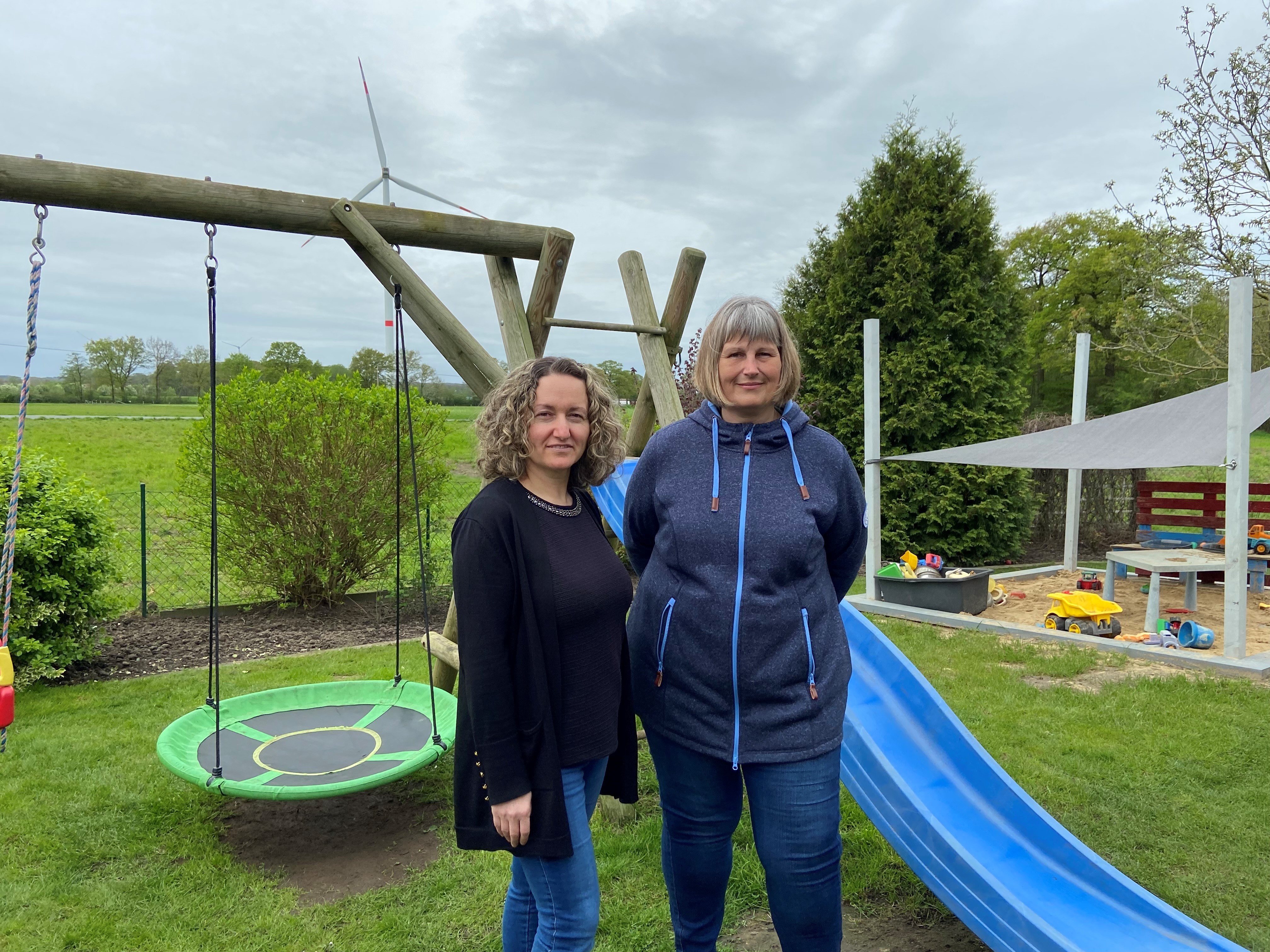 Suriye Gün (l.) und Simone Heitmann (r.) im Garten der Kindertagespflege in Herzebrock-Clarholz