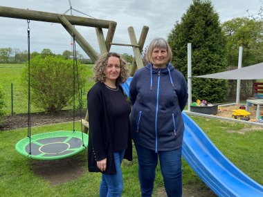 Suriye Gün (l.) und Simone Heitmann (r.) im Garten der Kindertagespflege in Herzebrock-Clarholz