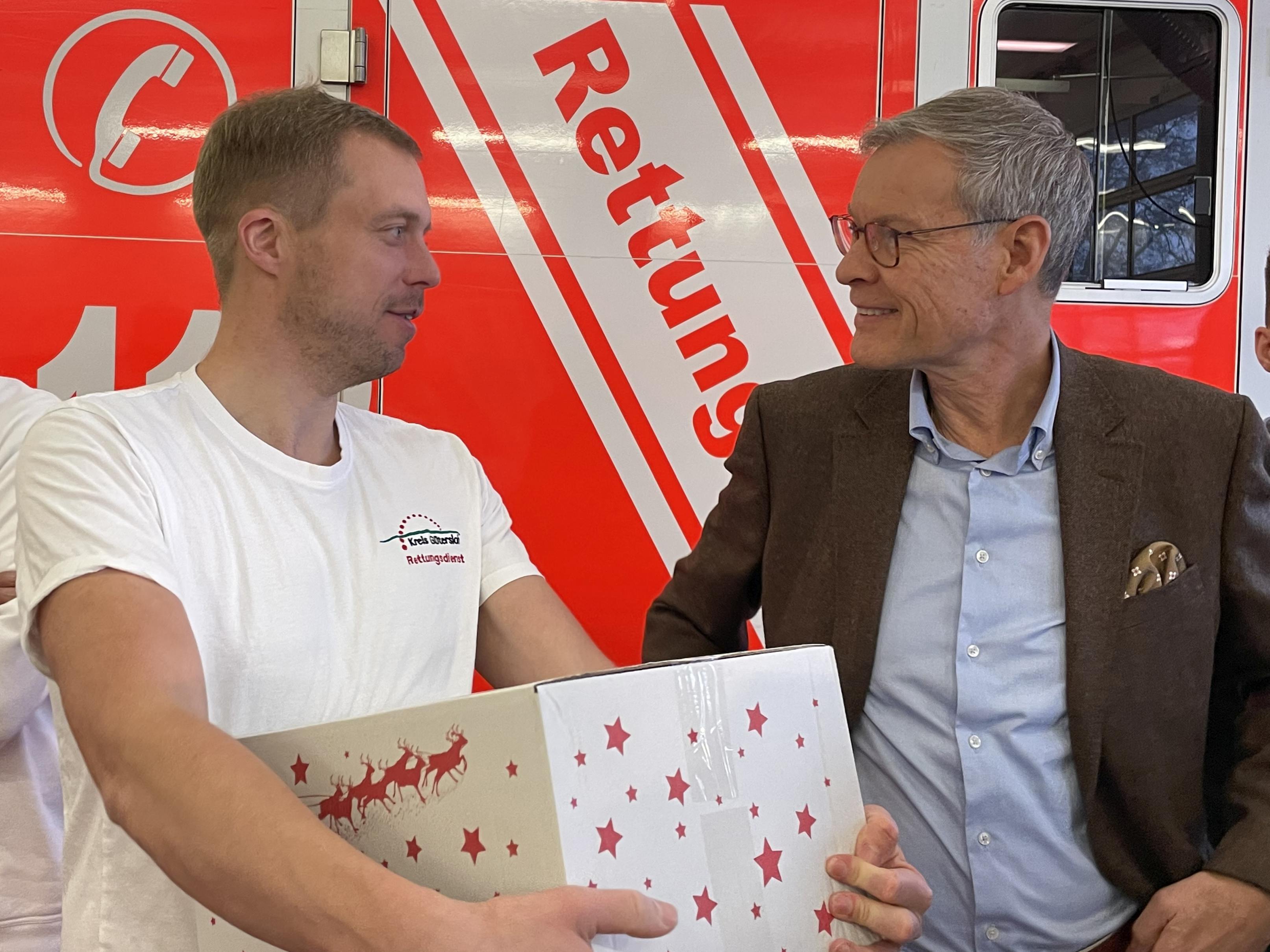 Rettungswachenbereisung 2024 Harsewinkel 3 Landrat Sven-Georg Adenauer im Gespräch mit Nils Petermann (Leiter der Rettungswache Harsewinkel).
