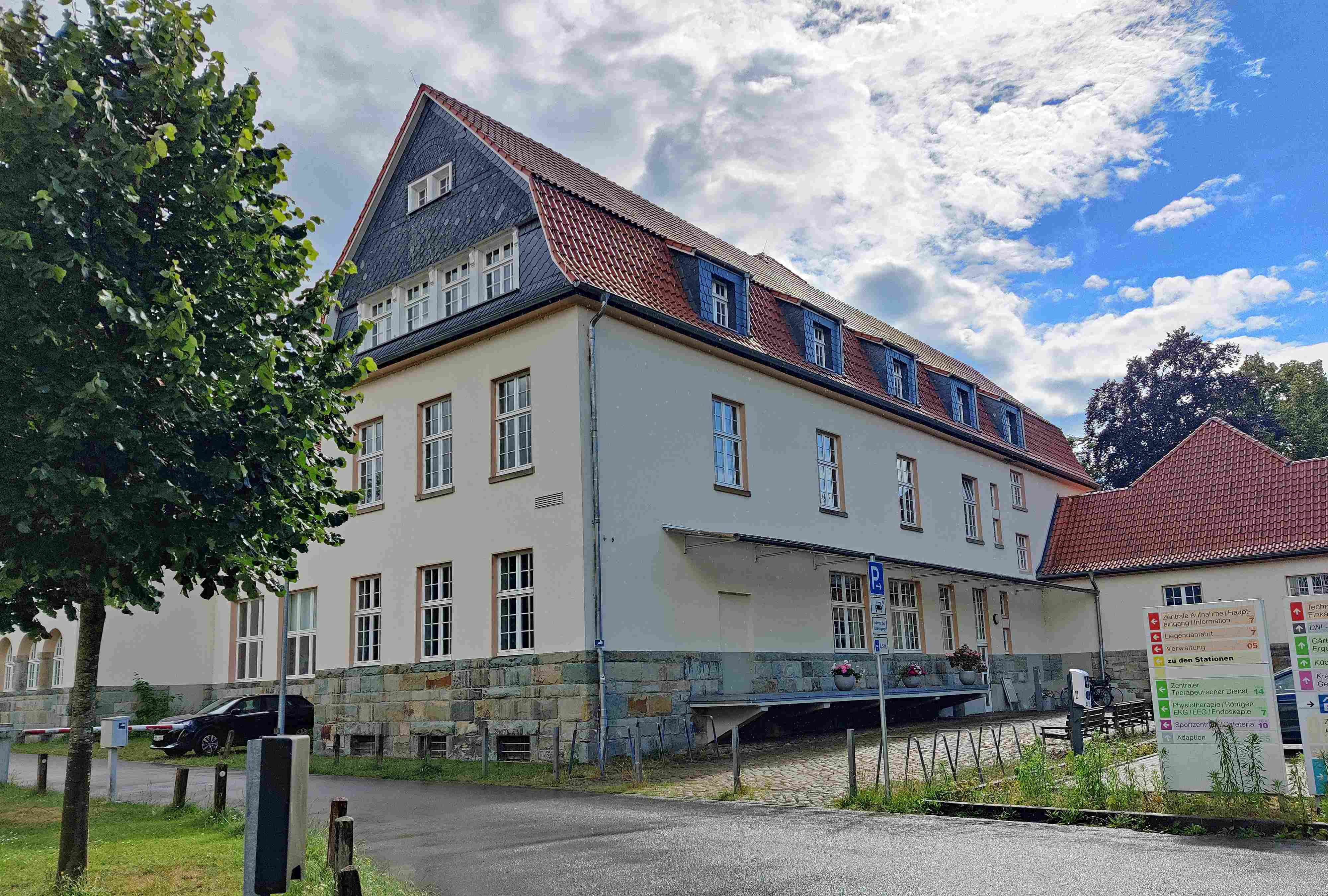 Zu sehen ist das Gebäude der ZAB auf dem Gelände des LWL, in dem der Kreis für das Berufskolleg Räume anmieten wird.