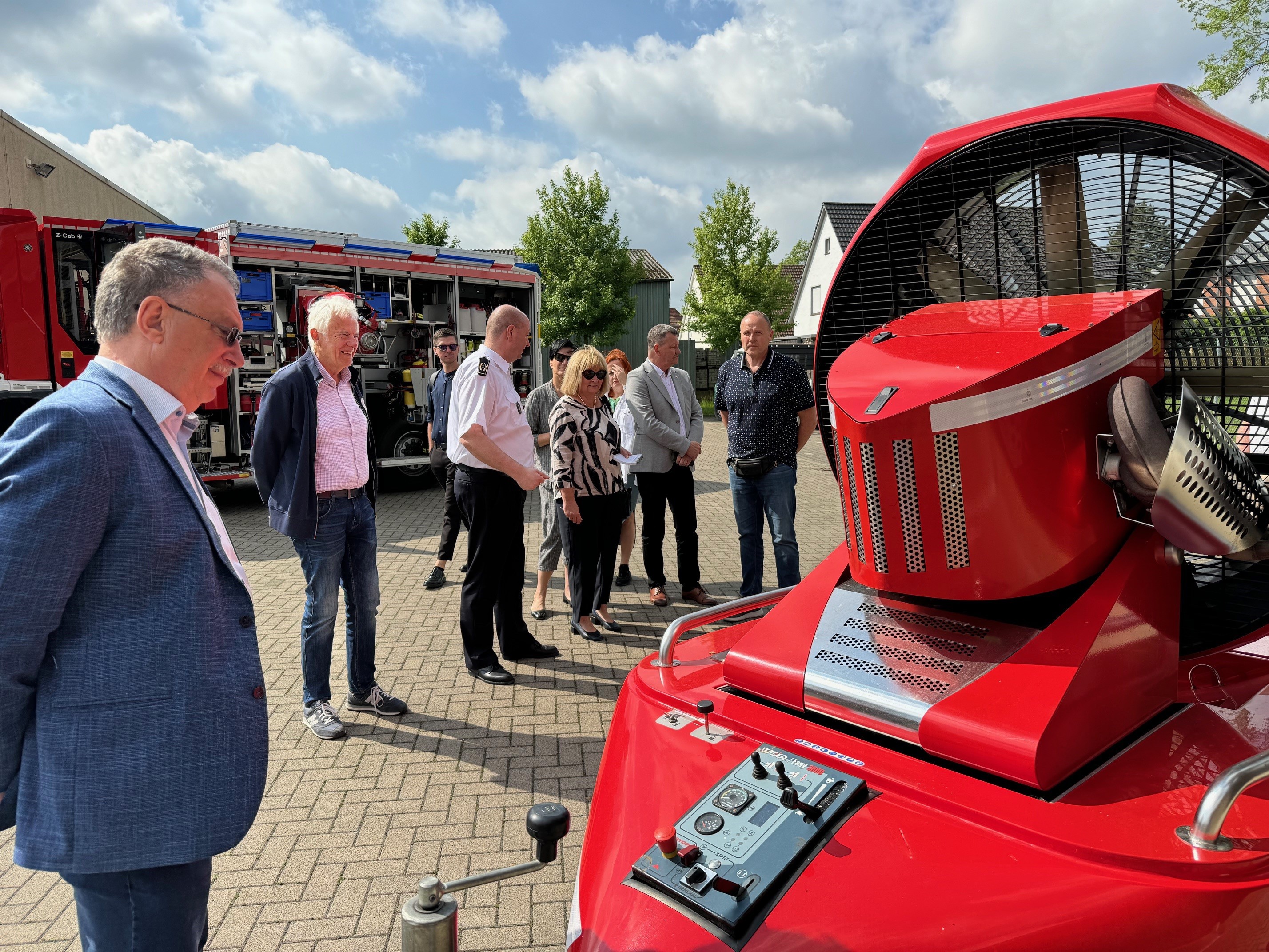 Ein Hochleistungslüfter ist rechts zu sehen, darum stehen Personen.