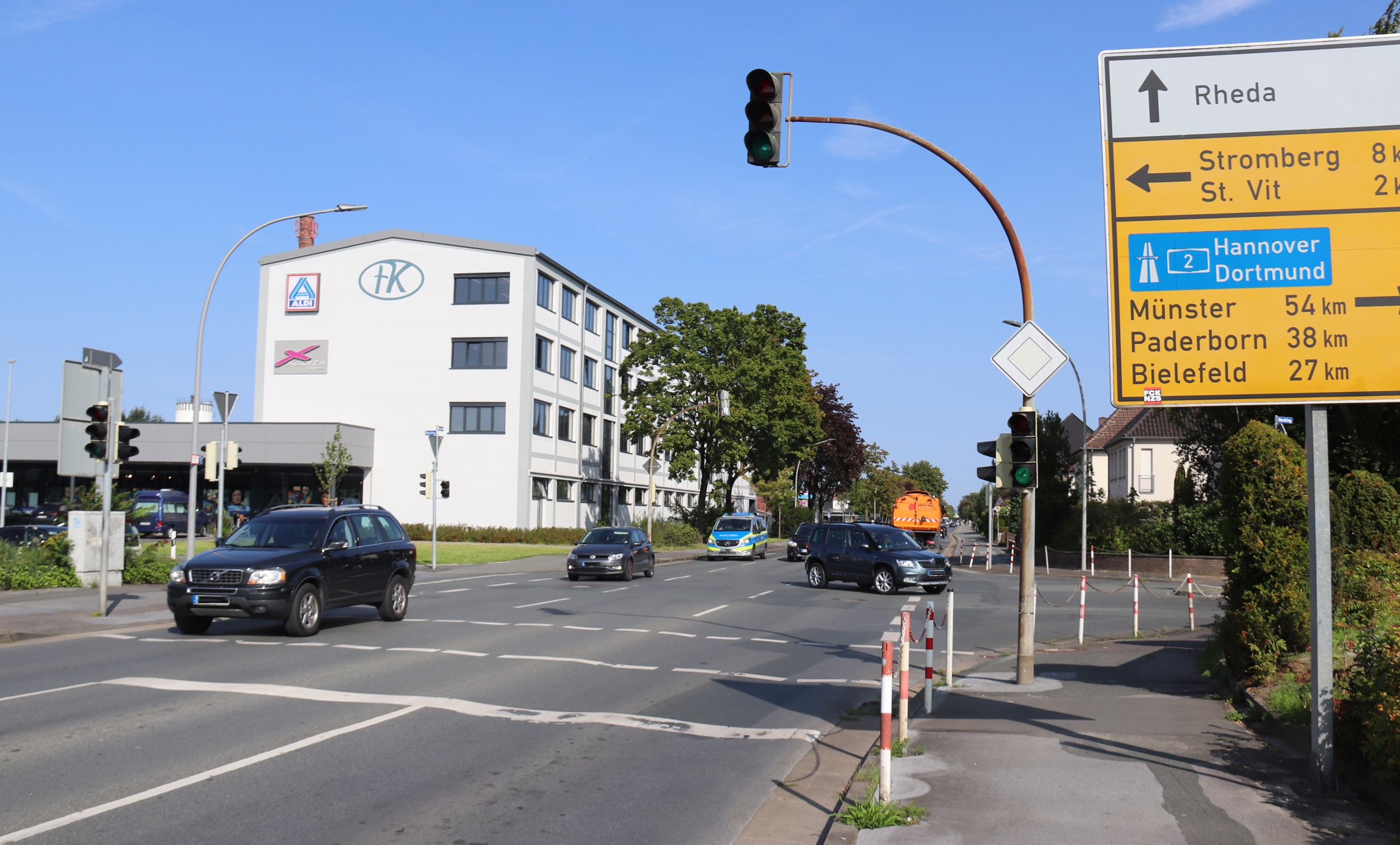 Fas Foto zeigt die Kreuzung Hauptstraße mit dem West- und Nordring in Rheda-Wiedenbrück. Von dieser Stelle bis kurz vor die Autobahn wird die Straße saniert.
