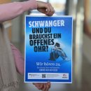 Plakat mit der Nummer des Hilfetelefons