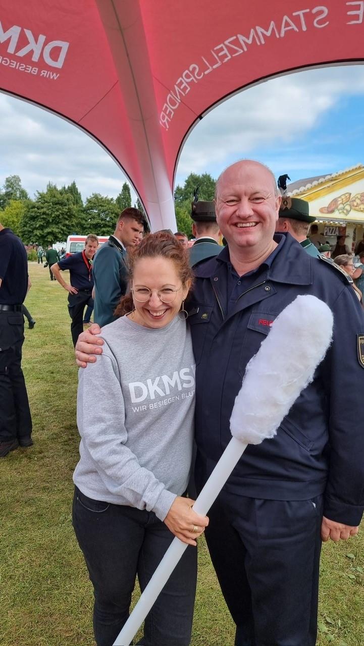 DKMS-Aktion beim Bundesfest der Schützen in Rietberg Zwei Personen am Stand der DKMS