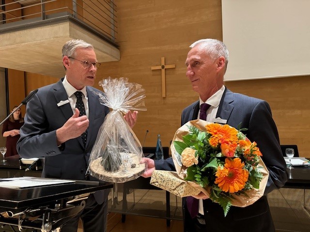 Geschenke und Blumen für den scheidenden Dezernenten Fred Kupczyk (r.) von Landrat Sven-Georg Adenauer. 