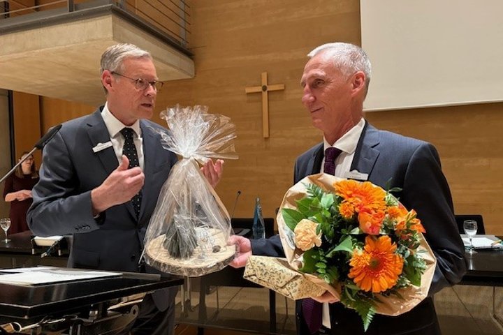 Geschenke und Blumen für den scheidenden Dezernenten Fred Kupczyk (r.) von Landrat Sven-Georg Adenauer. 