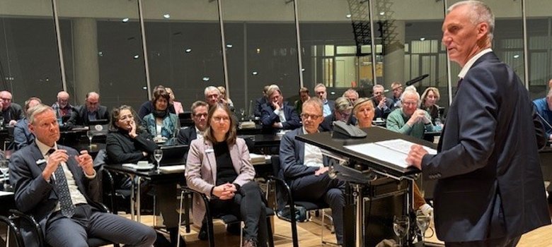 Fred Kupczyk (am Pult) verabschiedete sich von der Verwaltungsspitze und den Kreistagsmitgliedern in der Kreistagssitzung am Montag, 25. November.    