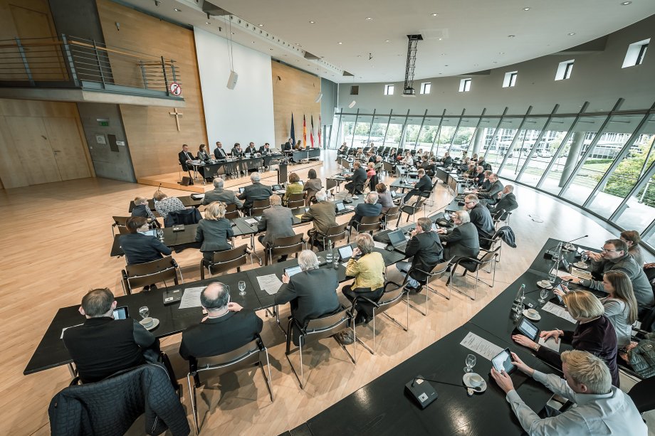 Zu sehen sind die Kreistagspolitikerinnen und -politiker im großen Sitzungsssaal sowie der Verwaltungsvorstand.