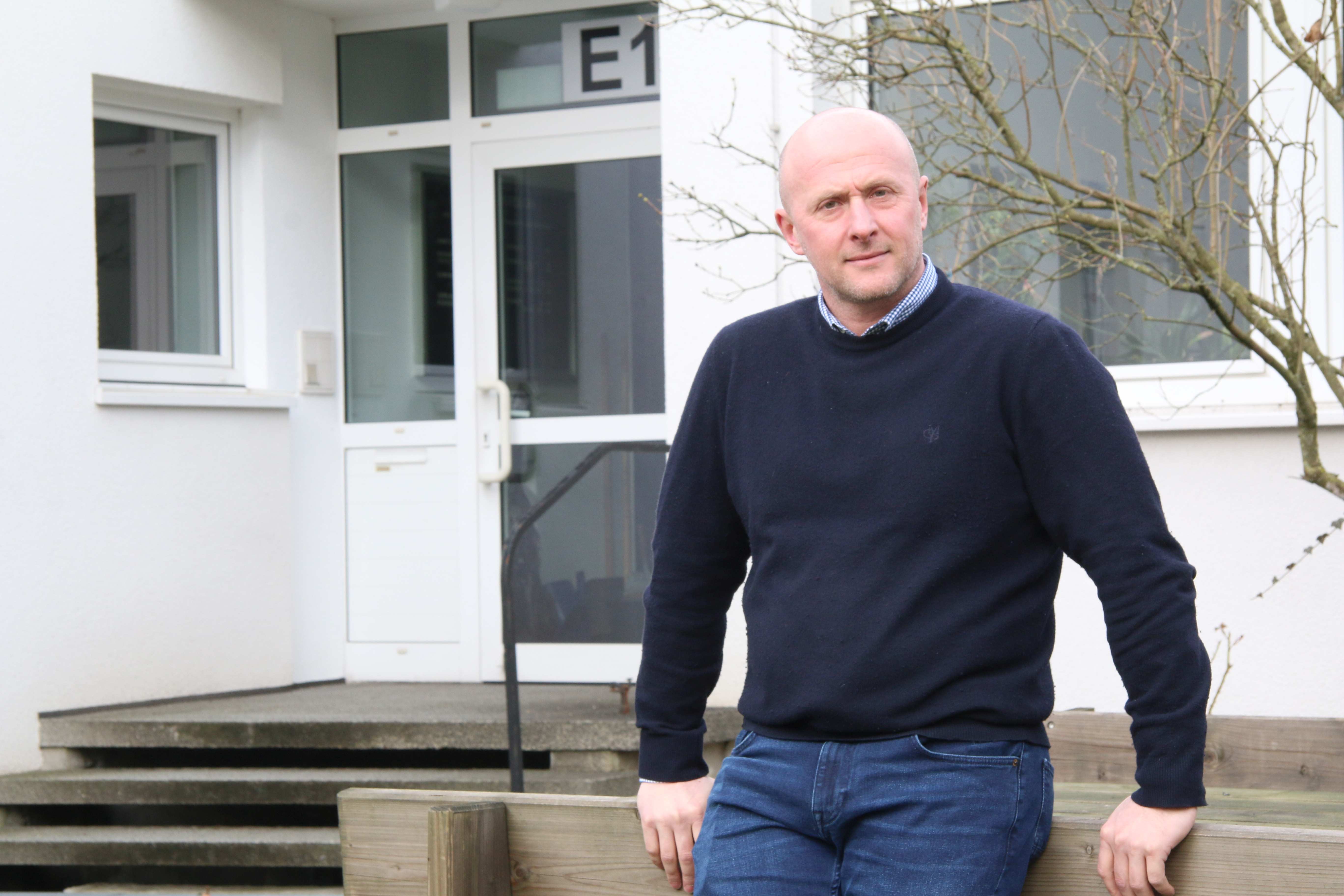 Jakob Decker Jakob Decker vor dem Gebäude in der Gütersloher Goethestraße, in dem die Abteilung Veterinärwesen und Lebensmittelüberwachung ihren Sitz hat. Allerdings arbeitet hier nur ein Bruchteil der 220 Mitarbeiterinnen und Mitarbeiter.