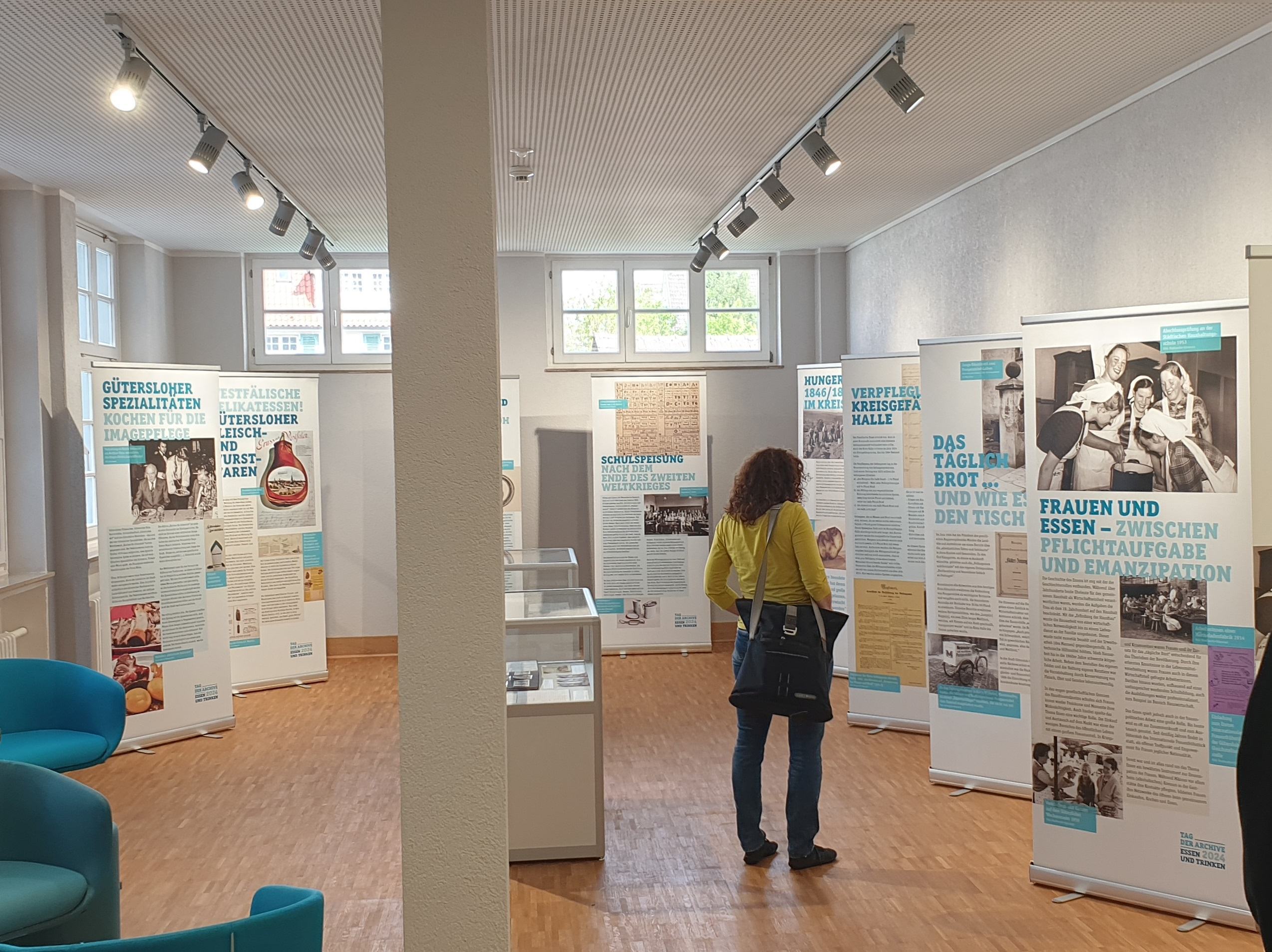 Tag der Archive Ausstellung Die Foyer-Ausstellung zum Thema ‚Essen und Trinken‘ präsentierte Kochbücher, Essensmarken und viele historische Fotos.