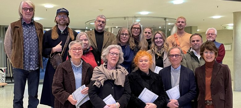 Gruppenbild mit Künstlerinnen, Künstlern, Ausstellungsmachern und Dr. Christine Disselkamp (r.), stellvertretende Landrätin, im Foyer des Kreishauses Gütersloh. Dort wurde am Dienstag der Katalog zur Ausstellungsreihe Kunst im Kubus präsentiert. 
