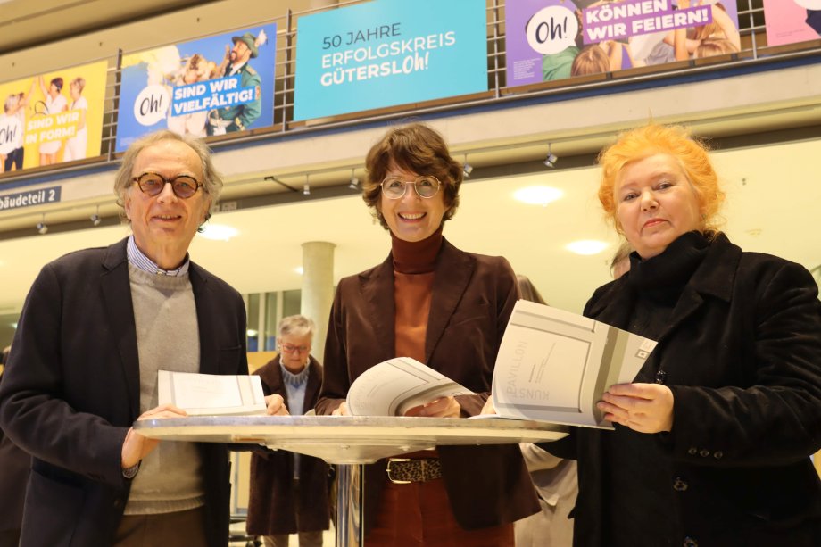 Friedrich-Wilhelm Schröder, Vorsitzender des Kunstvereins für den Kreis Gütersloh, Dr. Christine Disselkamp, stellvertretende Landrätin, und Beate Freier-Bongaertz (r.) vom Vorstand des Kunstvereins mit dem Katalog zur Ausstellungsreihe Kunst im Kubus.