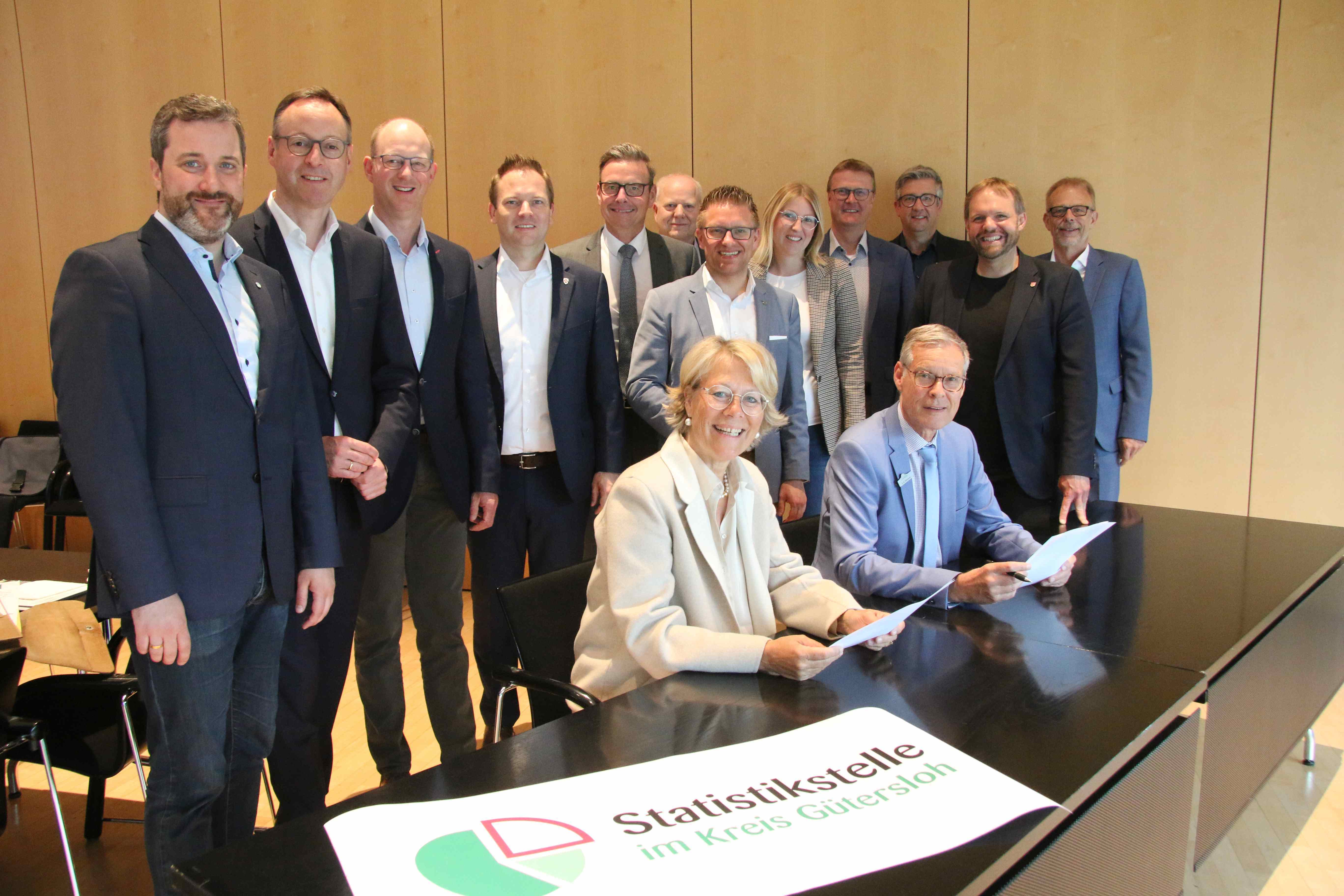Gruppenfoto gemeinsame Statistikstelle Die Vertreter des Kreises und die Bürgermeisterinnen und Bürgermeister von zwölf Kreiskommunen unterzeichneten den Vertrag zur Errichtung einer gemeinsamen Statistikstelle (v.l.): Marco Diethelm (Herzebrock-Clarholz), Theo Mettenborg (Rheda-Wiedenbrück), Thomas Tappe (Halle/Westf.), Michael Meyer-Hermann (Versmold), Andreas Sunder (Rietberg), Olaf Junker in Vertretung von Hubert Erichlandwehr (Schloß Holte-Stukenbrock), Robin Rieksneuwöhner (Verl), Sarah Süß (Steinhagen), Dirk Speckmann (Borgholzhausen) Carsten Tannhäuser (Abteilungsleiter Geoinformation, Kataster und Vermessung Kreis Gütersloh), Veith Lemmen (Werther/Westf.), Frank Scheffer (Dezernent Bauen und Umwelt Kreis Gütersloh) sowie sitzend am Tisch Susanne Mittag (Langenberg) und Landrat Sven-Georg Adenauer. Auf dem Foto fehlt Sabine Amsbeck-Doppheide (Harsewinkel). Die Stadt Gütersloh hat eine eigene Statistikstelle und ist daher hier außen vor.