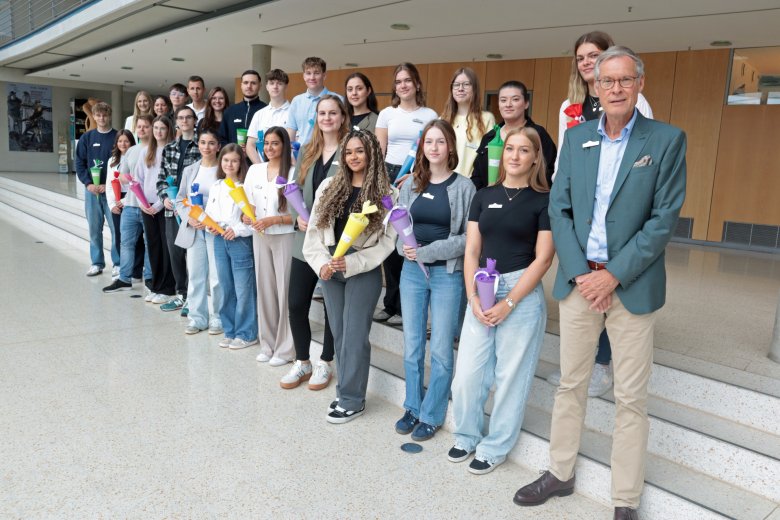 Eine Gruppe Menschen im Kreishaus Gütersloh