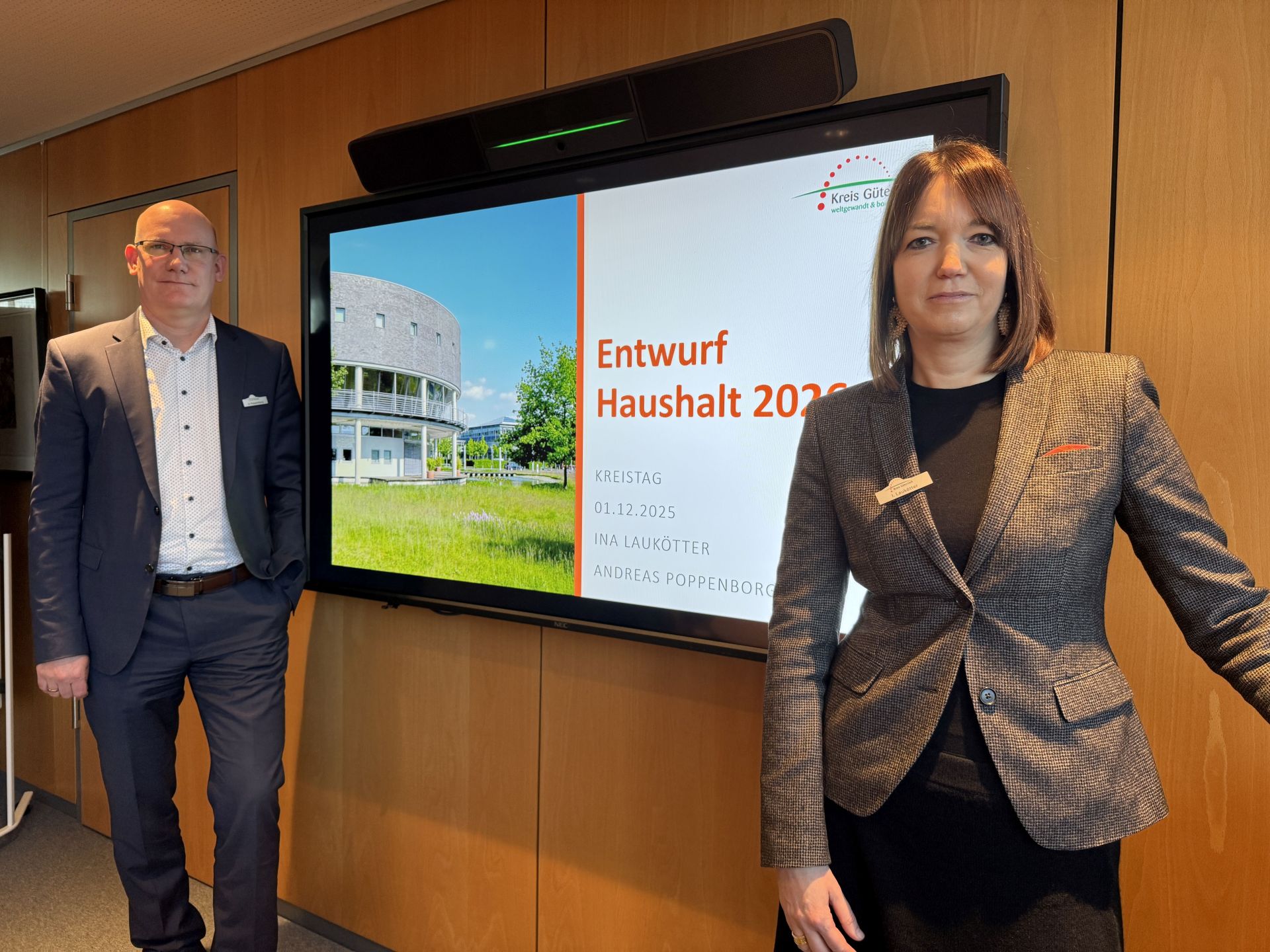 Stellten vor der Kreistagssitzung den Haushaltsentwurf 2026 in einem Pressegespräch im Böckstiegelzimmer vor: Landrätin Ina Laukötter und Kämmerer Andreas Poppenborg vor dem Monitor mit der Startfolie des Powerpointvortrags. 